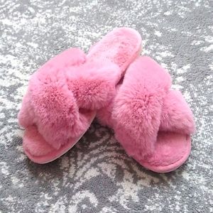 Women's size 9/10 blush pink furry slippers